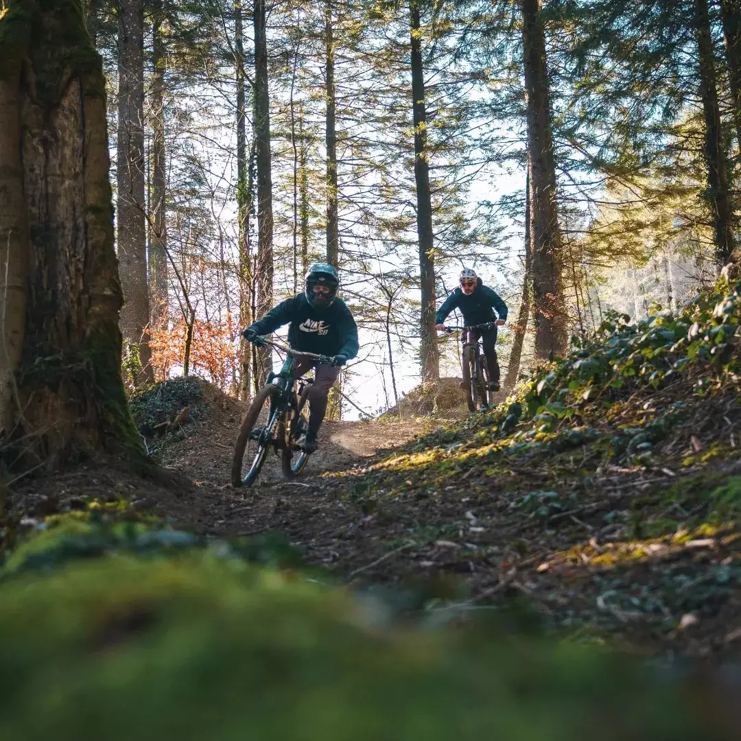 Grand Canyon piste rouge Mont Poupet Bike Park virage relevé