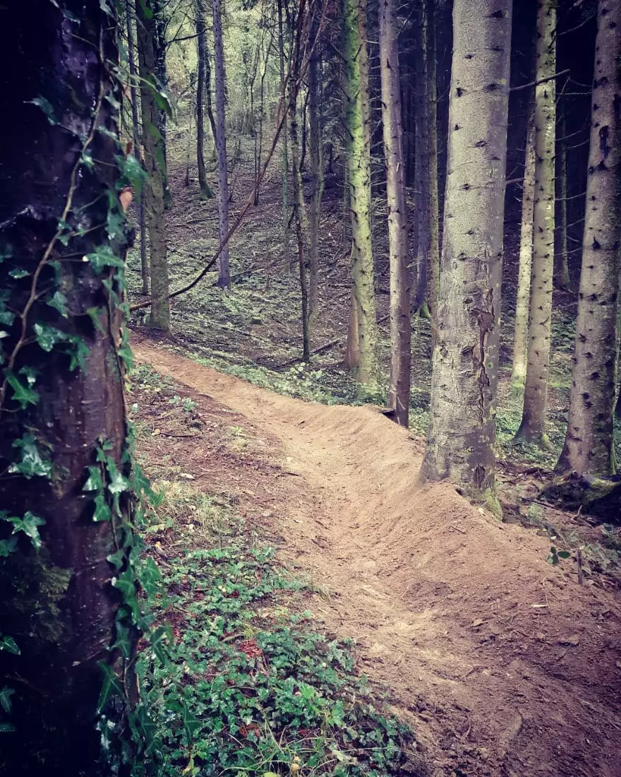 Foncemonga piste rouge Mont Poupet Bike Park beau virage relevé