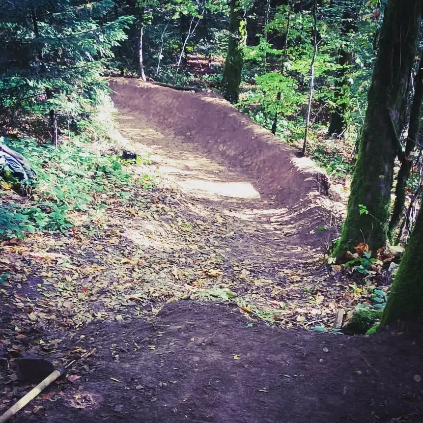 hipHop piste rouge Mont Poupet Bike Park virage relevé