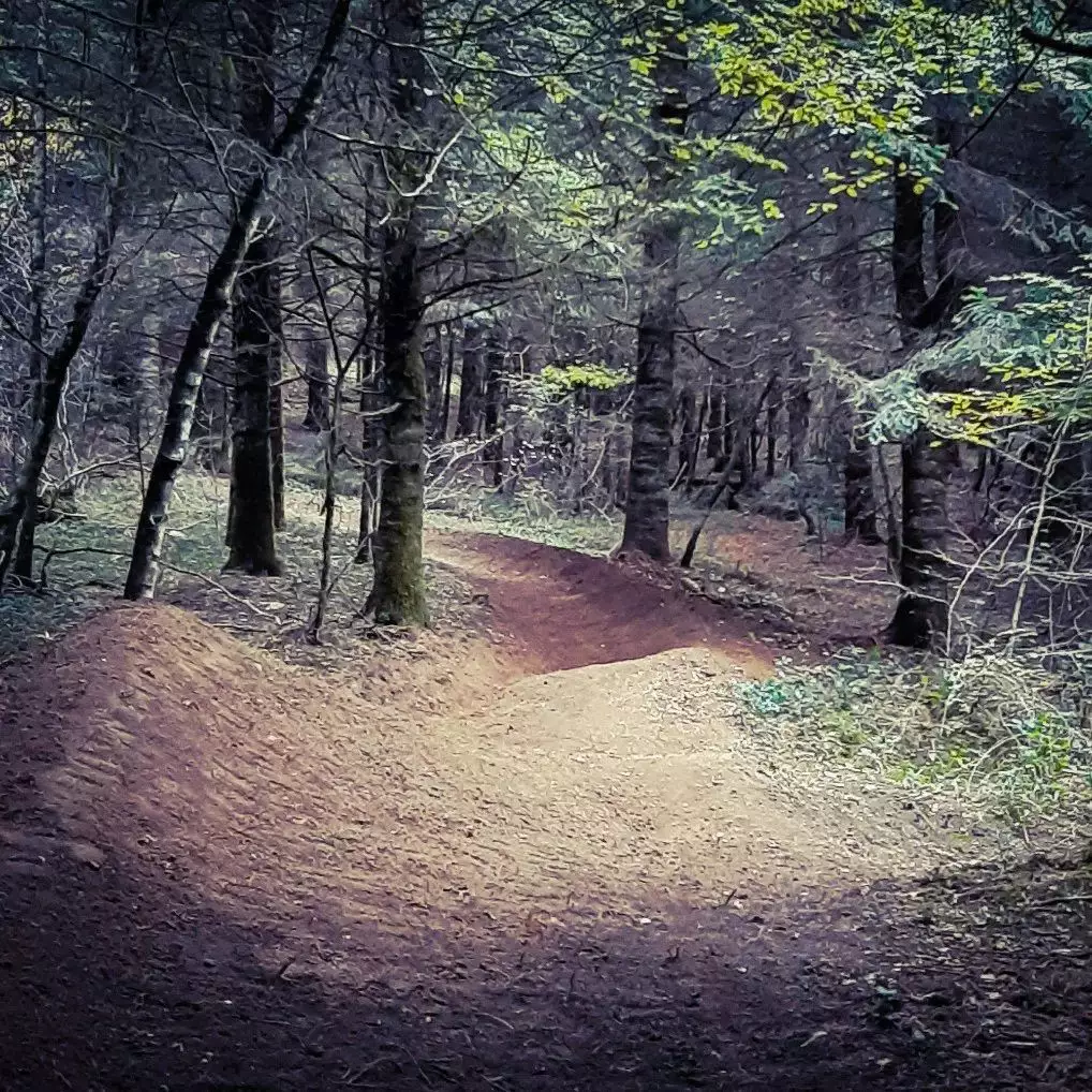 hipHop piste rouge Mont Poupet Bike Park virage relevé avec saut