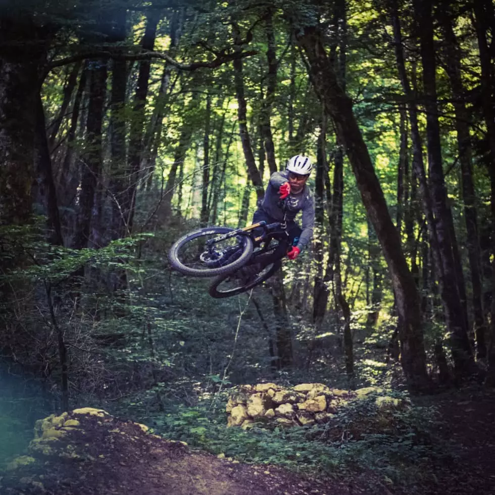 Spé du Patron piste rouge Mont Poupet Bike Park jump