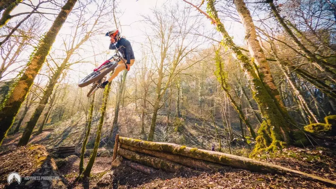 Spé du Patron piste rouge Mont Poupet Bike Park tricks jump