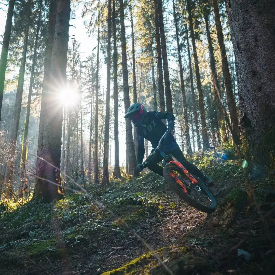 Spé du Patron piste rouge Mont Poupet Bike Park virage relevé